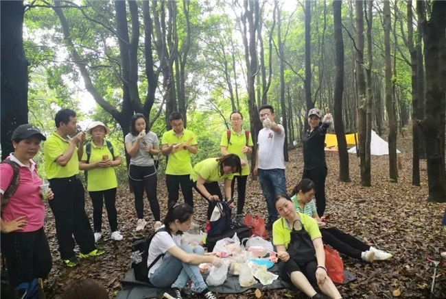 博皓人勞作過后，分享、享受美食