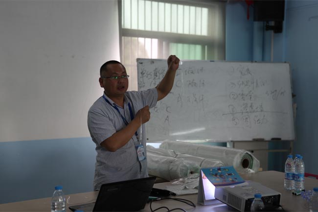 博皓總經理尹秀林為學員們講解《玻璃纖維知識》、《固化劑促進劑》